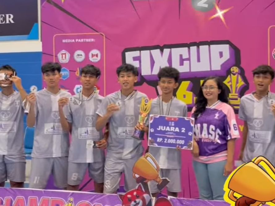 Penyerahan Piala dan Medali Juara 2 SMA/SMK kepada SMAN 6 Semarang